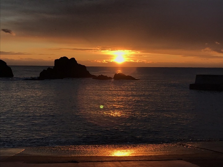 写真:黒崎仙峡の初日の出。朝日が輝いている。