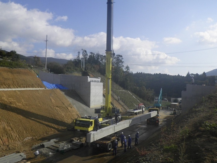 写真:桁の搬入の様子