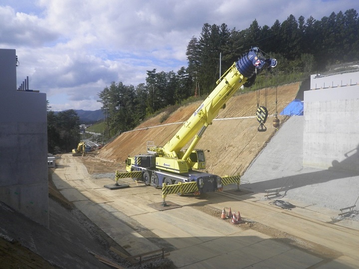 写真:架設クレーン