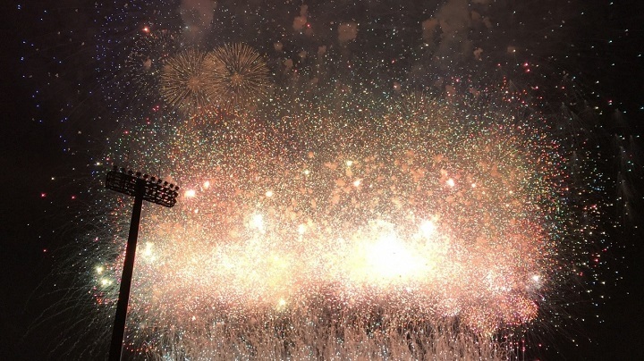 写真:三陸花火大会の模様。