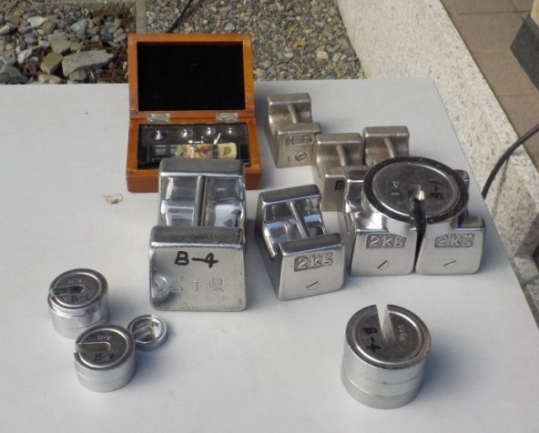 写真:検査に使用するおもり