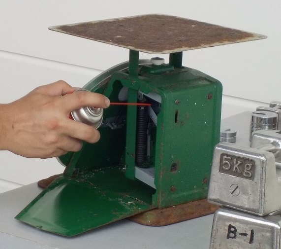 写真:はかりをメンテナンスする様子