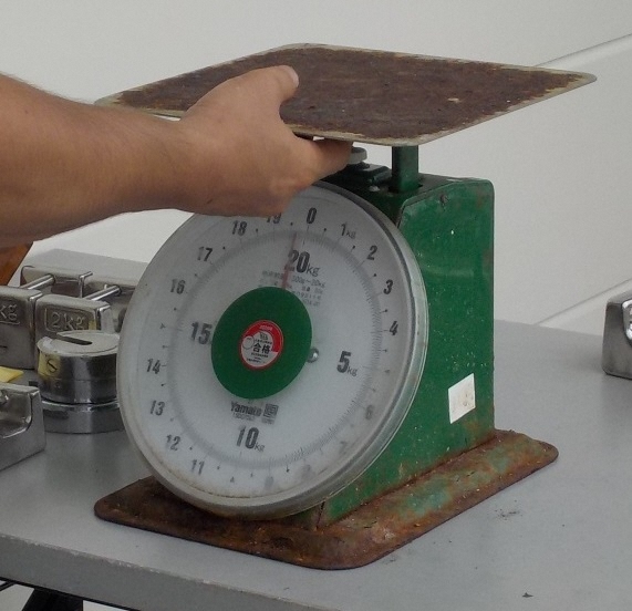 写真:メンテナンス後無事に検査に合格したはかり