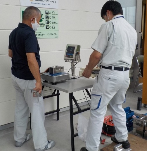 写真:はかりの検査を行う計量士たち