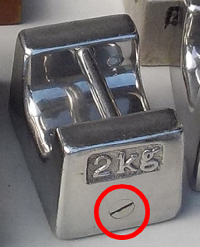 写真:検査に使用する2kgのおもり