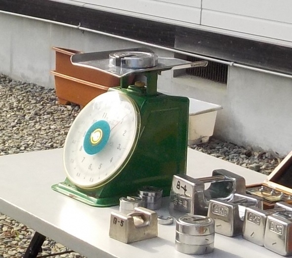 写真:はかりにおもりを乗せて検査する様子1