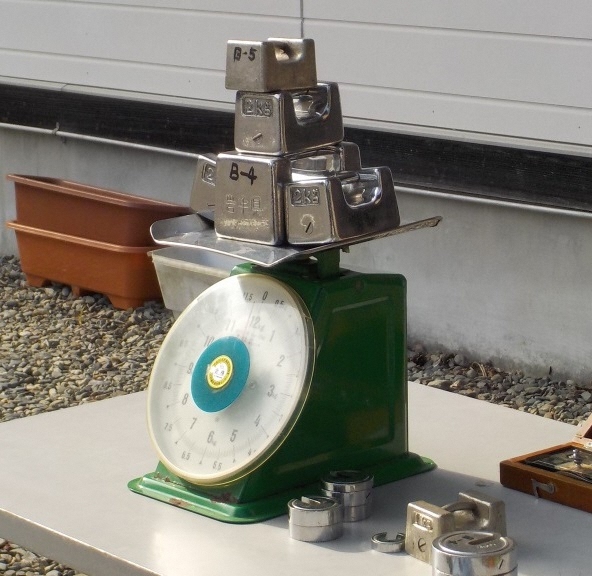 写真:はかりにおもりを乗せて検査する様子4