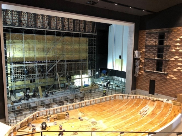 写真:工事中のホール