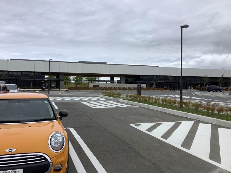 写真:東日本大震災津波伝承館(いわてTSUNAMIメモリアル)と道の駅高田松原外観。それぞれの施設は構造上つながっている。