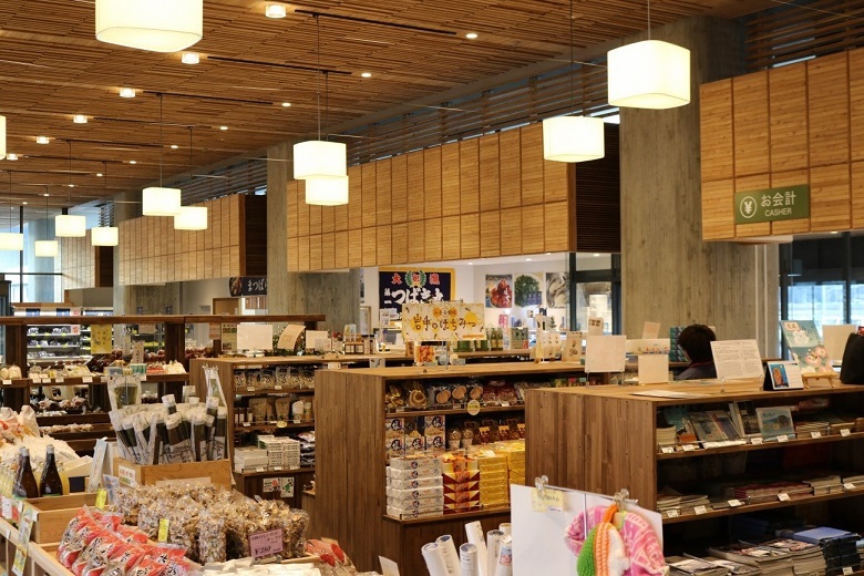 写真:道の駅高田松原内観。陸前高田市の物産品が並んでいる。