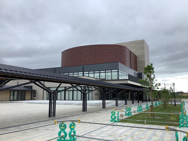 写真:陸前高田市民文化会館「奇跡の一本松ホール」外観。令和2年4月に開館したばかりで新しい。