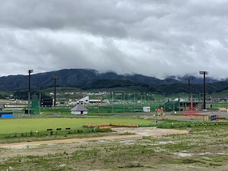 写真:高田松原運動公園第一野球場「楽天イーグルス奇跡の一本松球場」外観。広大な土地に野球場がある。