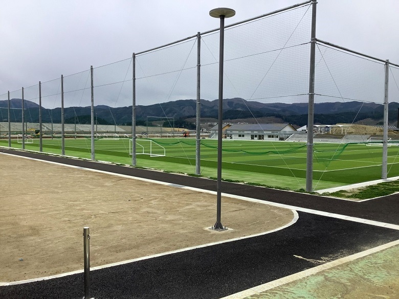 写真:高田松原運動公園第一サッカー場外観。整ったきれいな人工芝のサッカー場である。