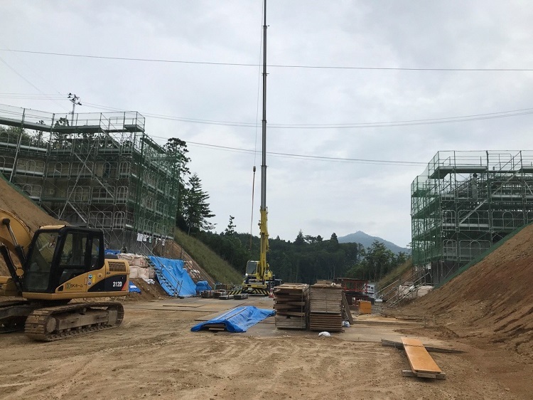 写真:橋梁の新設。市道を通すため、橋を架けているところである。