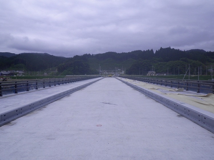 写真:姉歯橋の状況。現在工事中だが、構造はほぼ出来上がっている。