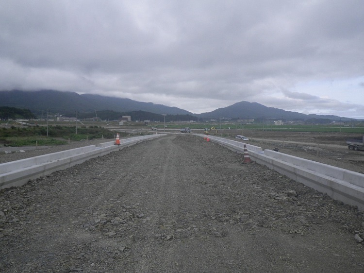 写真:取付道路の状況。こちらも工事中。