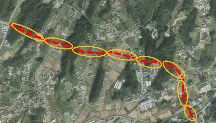 写真:高田米崎間道路工事。線上のルートで道路の工事を行っている。