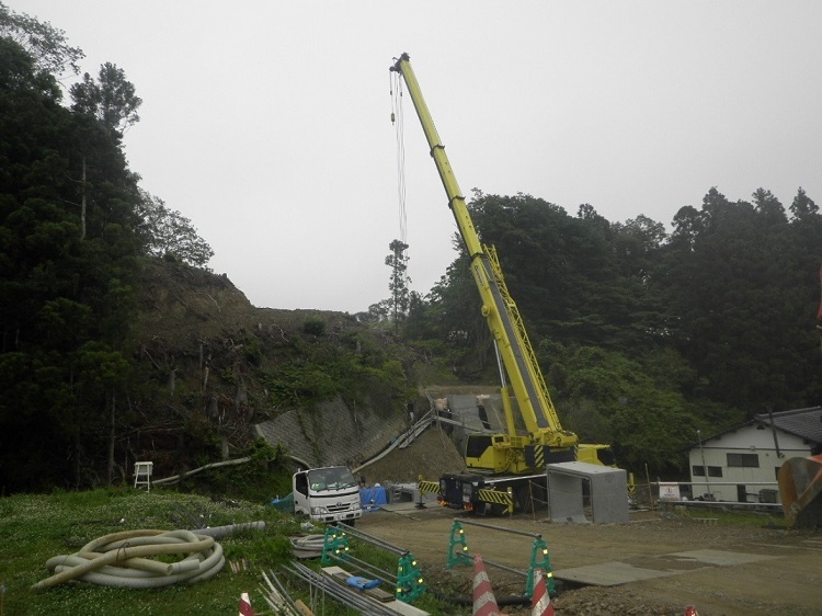 写真:ボックスカルバートの施工状況。クレーン車でボックスカルバートの施工を行っている。