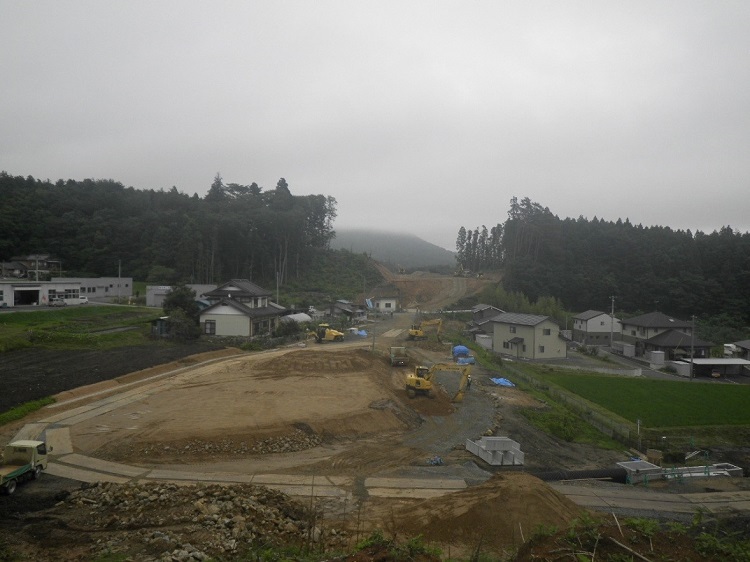 写真:盛土区間。擁壁を設置するための整地を行っているところである。