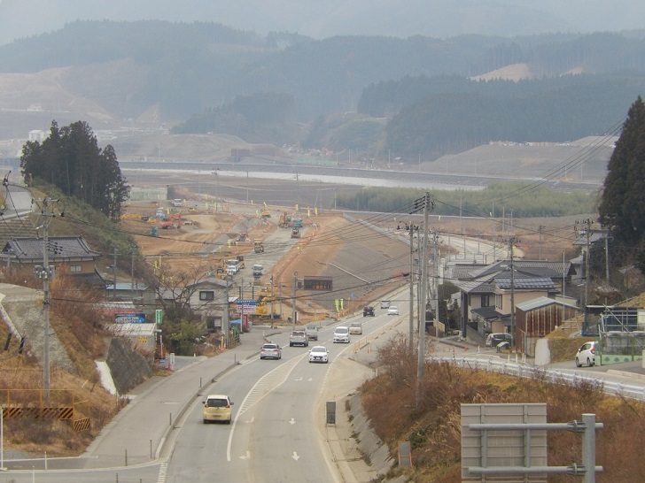 写真:かさ上げ前、仮切回し道路整備中