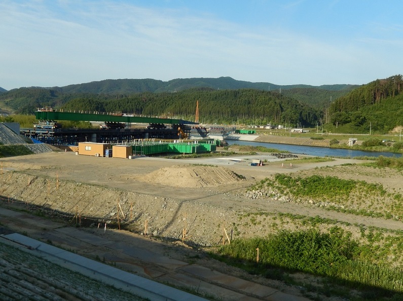 写真:(仮称)今泉大橋 橋桁架設中(岩手県施工)