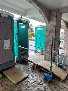 写真:バリアフリー化した仮設トイレ