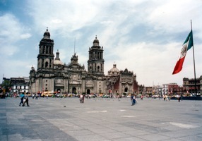 写真:ソカロ(広場)から見た大聖堂