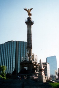 写真:独立記念塔