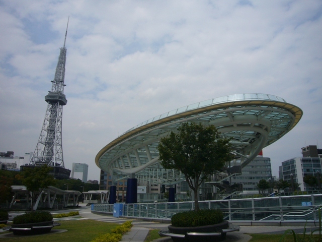 写真:名古屋テレビ塔とオアシス21