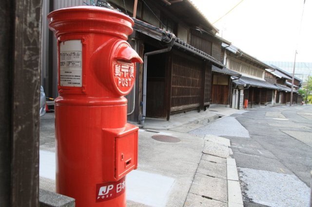 写真:丸型ポストのある有松の町並み