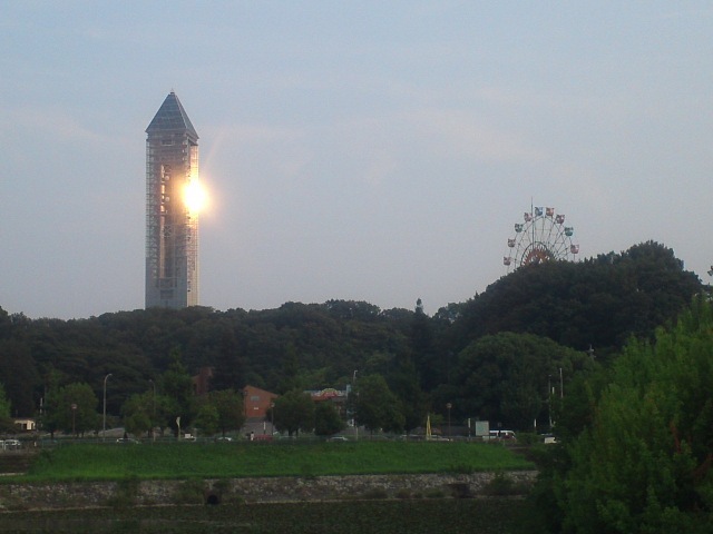 写真:東山新池からみた東山公園と東山スカイタワー