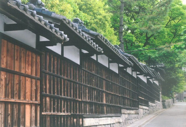 写真:徳川園の塀と緑