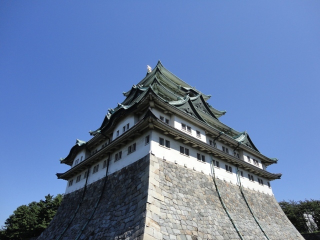写真:名古屋城内堀から見上げた名古屋城大天守