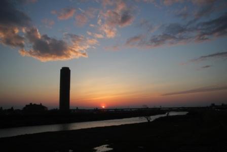 (ふれあい橋からみた)夕陽とザ・シーン城北の写真