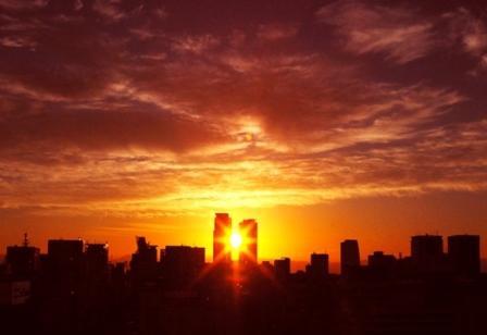 (愛知芸術文化センター展望回廊からみた)名古屋駅高層ビル群の夕焼けの写真