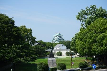 (名城歩道橋からみた)加藤清正像と名古屋城大天守の写真