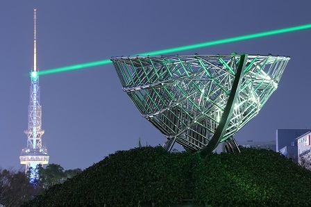 久屋南噴水から見た舟型のオブジェとテレビ塔の写真