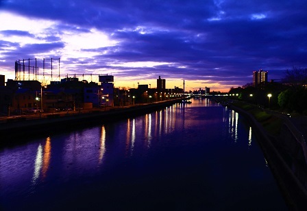 夜明けの熱田記念橋の写真