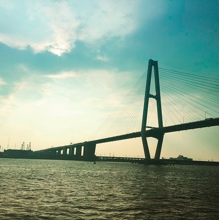 船上から見た名港トリトンの写真