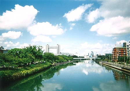 堀川から見た国際会議場の写真