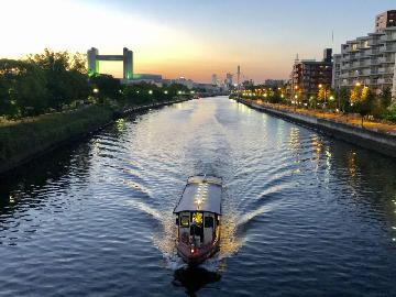 御陵橋から望む堀川の夕景と屋形船の写真