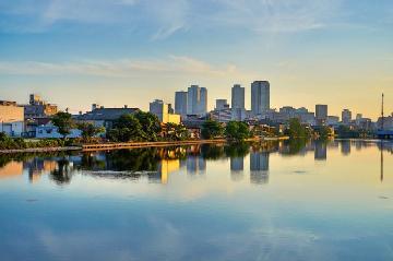 長良橋から望む夜明けの名古屋駅高層ビル群の写真