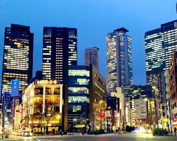 那古野交差点から望む名古屋駅高層ビル群の写真