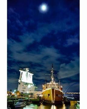 夜の南極観測船ふじと名古屋港ポートビルの写真