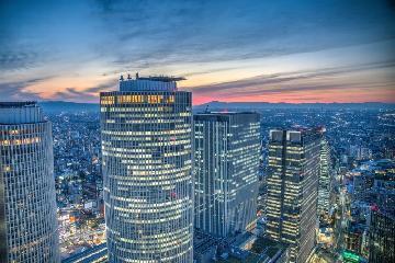 スカイプロムナードから望む名古屋駅高層ビル群の夜景の写真