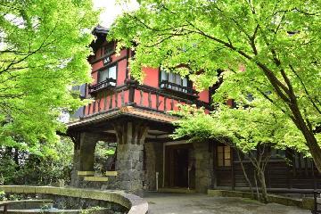 新緑の聴松閣(揚輝荘南園)の写真