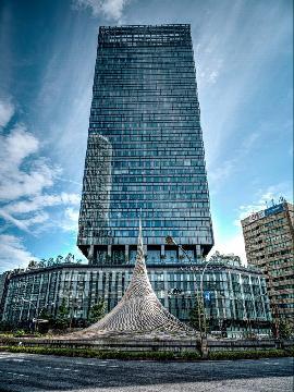 -記憶の継承-名古屋駅前のモニュメント「飛翔」の写真