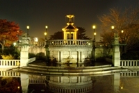 写真:鶴舞公園の噴水塔の夜景