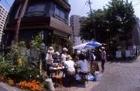 写真:まちの縁側MOMOの玄関前の様子