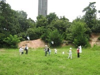 写真:でこぼこ山自然クラブでの子供たちが遊ぶの様子